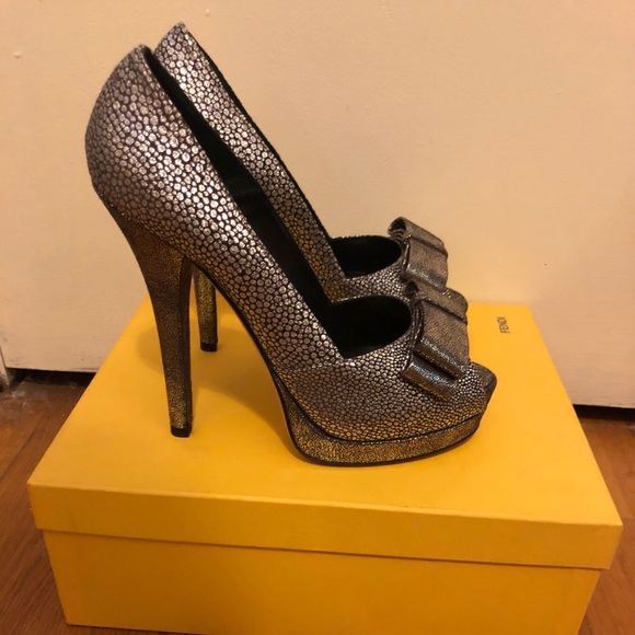 Fendi platform heel, box n dust bag available - Picture 2 of 4